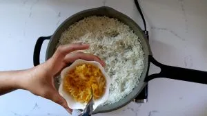 Mix saffron in small bowl