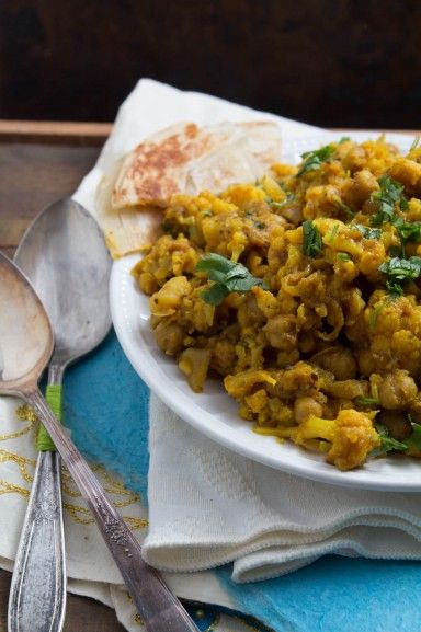 Cauliflower Garbanzo Bean Curry (Flower Chana nu Shaak) by Indiaphile.info