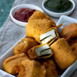 Paneer pakora with chutney