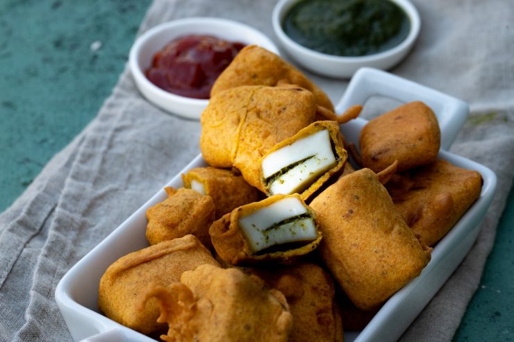 Paneer pakora with chutney